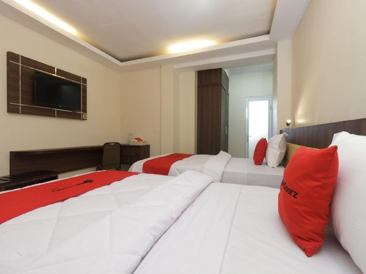 Reddoorz Plus @ Boulevard Panakkukang Makassar Exterior photo