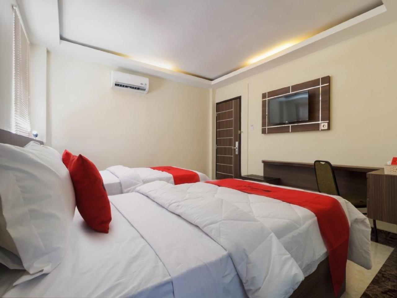Reddoorz Plus @ Boulevard Panakkukang Makassar Exterior photo